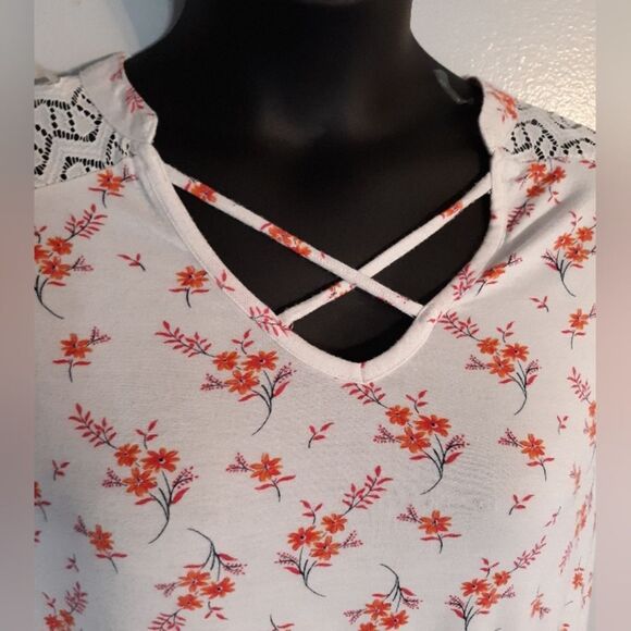 No Boundaries white floral criss cross front knot blouse - Picture 4 of 6